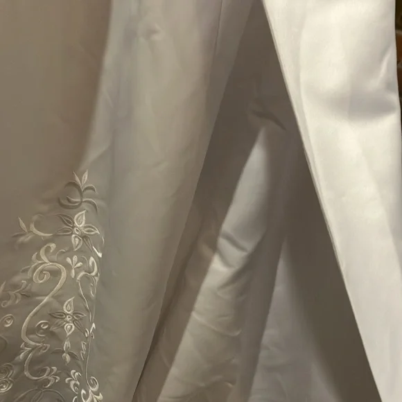 EUC Sz 16W Davids Bridal satin embroidered gown w chapel train 95268